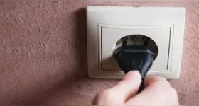 Alguns aparelhos devem ser desligados da tomada para evitar acidentes dentro das residências por sobrecarga eletríca.