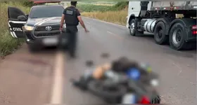 O homem colidiu a motocicleta na lateral do caminhão, caiu e morreu