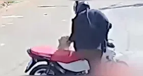 A mulher foi atacado pelo pitbull no momento em que subia em sua motocicleta