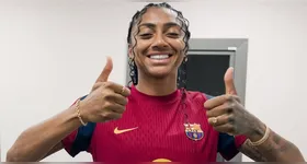 A atacante brasileira estampa o sorriso feliz por defender o Barça