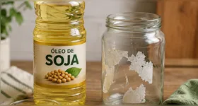 Óleo de cozinha ajuda a tirar o resto de adesivo dos potes de vidro