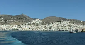 O trabalho em cuidar dos bichanos será com essa bela vista da ilha grega