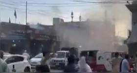 Explosão provocada por homem-bomba matou policiais e civis durante ataque em frente a uma delegacia no Vale do Swat.