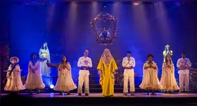 Espetáculo “Fafá de Belém, o Musical” celebra cinco décadas de carreira da cantora paraense no palco do Theatro da Paz.