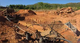 PF apreendeu três escavadeiras hidráulicas durante operação contra garimpo ilegal em Santa Maria das Barreiras, no Pará.