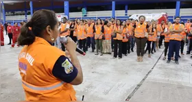 Voluntários da Defesa Civil atuam no suporte e atendimento ao público durante as romarias do Círio de Nazaré.
