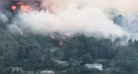 Cerca de 1.200 pessoas foram retiradas de um acampamento por causa de incêndios florestais no norte da França.