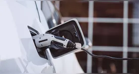 O custo para carregar um carro elétrico em casa depende principalmente da quantidade de energia necessária para recarregar a bateria e da tarifa de eletricidade.