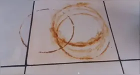 Manchas de ferrugem podem aparecer no piso após o contato prolongado de objetos metálicos com a umidade.