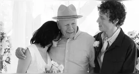 Bruce Willis apareceu ao lado da filha Tallulah e do genro Justin Acee durante o casamento, realizado em Idaho.