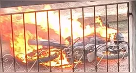Motocicleta foi incendiada em uma via de Castanhal neste sábado (15).