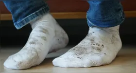 Com o tempo, o suor, a oleosidade natural da pele e outros resíduos acumulados acabam penetrando nas fibras do tecido.