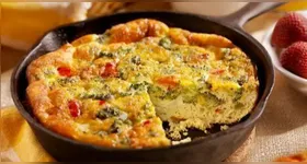 Preparada com ingredientes simples e de fácil acesso, ela combina uma massa leve e macia com um recheio bem temperado, resultando em uma refeição saborosa e fácil de fazer.