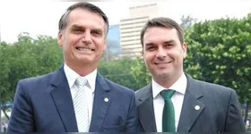 No caso de Flávio, ele está impedido de se encontrar com o pai por 90 dias –período que vai até depois do primeiro turno das eleições. No documento lido por Flávio nas redes, Bolsonaro afirmou que o filho é seu "porta-voz" e o candidato escolhido para representá-lo politicamente.