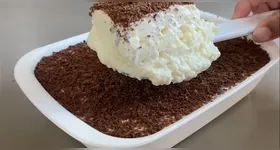 Para deixar a sobremesa ainda mais bonita, você pode preparar porções individuais em taças ou copinhos e finalizar com as raspas de chocolate somente antes de servir.