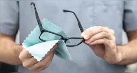 O uso de produtos inadequados pode danificar tratamentos presentes nas lentes, como antirreflexo, proteção contra raios UV e outros filtros.