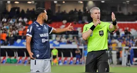 O árbitro Anderson Daronco (RS) não agradou os remistas.