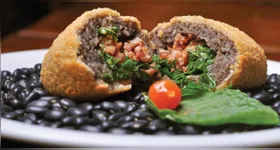O bolinho combina feijão-preto, carne-seca, calabresa, bacon e couve em um petisco perfeito para o fim de semana. Confira o passo a passo e prepare em casa!