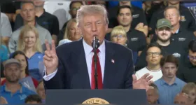 Donald Trump anunciou a retomada das negociações diplomáticas com o Irã após suspender um ataque militar que, segundo ele, já estava em fase avançada de preparação.
