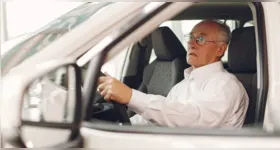 Alterações na visão, memória, reflexos e mobilidade podem comprometer a segurança ao volante, mesmo com a CNH válida.