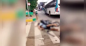 Agentes de trânsito e socorristas isolam a área do cruzamento entre a Avenida Antônio Maia e a Travessa Santa Terezinha após colisão fatal.
