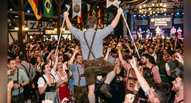 Trabalhador é demitido por justa causa após ser flagrado na Oktoberfest, mesmo com atestado médico. Entenda a decisão da Justiça do Trabalho.
