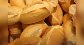 Dependendo das condições de armazenamento, o pão pode ressecar, endurecer ou até apresentar mofo em menos tempo.