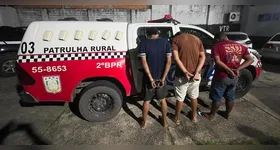 Três homens foram presos por porte ilegal de arma de fogo durante uma abordagem da Polícia Militar, na noite de sexta-feira (31/07), no bairro do Milagre, em Castanhal.