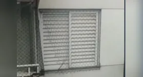 A rede de proteção de uma das janelas do apartamento estava rasgada.