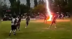 Um jogador de futebol morreu e 12 ficaram feridos após um raio atingir o campo durante jogo na Tailândia. Saiba mais sobre o trágico incidente.