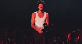 Tiago Iorc se apresenta em Belém após mordida de cachorro, com show repleto de emoção e reencontro com fãs.