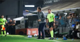 Léo Condé orienta os jogadores azulinos durante o jogo deste sábado (01/08), na Vila Belmiro.