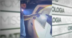 Diante do risco imediato, o policial precisou quebrar o vidro do carro para retirar a criança com segurança.
