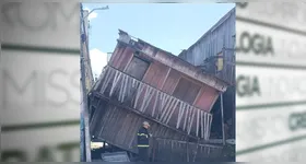 A casa de madeira tombou parcialmente na manhã desta segunda-feira (03/08) na Passagem São José, no bairro do Jurunas, em Belém