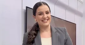 Raiane Brancatti na bancada do TJ Aparecida, telejornal que apresentou até deixar a emissora.