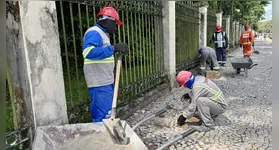 O Bosque Rodrigues Alves em Belém passa por manutenção e pintura, visando melhorar acessibilidade e preservar o espaço público.