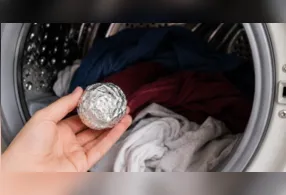A dica que viralizou nas redes promete reduzir a eletricidade estática, evitar roupas grudadas e até diminuir fiapos.