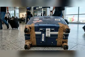 Fita deve ser retirada após a viagem para evitar dificuladades na remoção ou resíduo de cola.