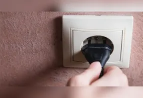 Alguns aparelhos devem ser desligados da tomada para evitar acidentes dentro das residências por sobrecarga eletríca.