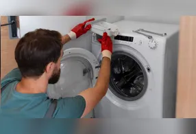 Excesso de roupas no cesto, falhas na drenagem de água e desnivelamento do aparelho podem ser causas de problemas na máquina de lavar.