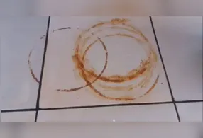 Manchas de ferrugem podem aparecer no piso após o contato prolongado de objetos metálicos com a umidade.