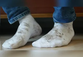 Com o tempo, o suor, a oleosidade natural da pele e outros resíduos acumulados acabam penetrando nas fibras do tecido.