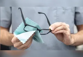 O uso de produtos inadequados pode danificar tratamentos presentes nas lentes, como antirreflexo, proteção contra raios UV e outros filtros.