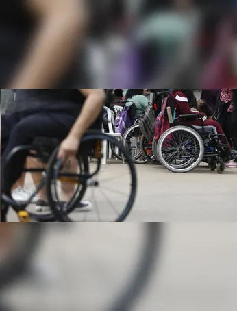 A proposta no Senado visa reconhecer pessoas com deficiência como idosas a partir dos 50 anos. Entenda os impactos e a necessidade de avaliação individual.
