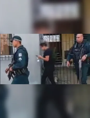 A situação chamou atenção e revoltou moradores do residencial que se indignaram com a atitude da mulher e a ameaçaram. A Polícia Militar foi acionada e encaminhou a suspeita para esclarecimentos.