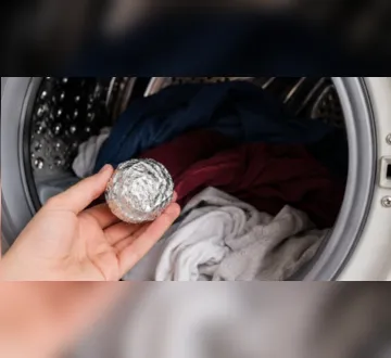 Imagem ilustrativa da imagem Bola de papel-alumínio na máquina de lavar: para que serve e como usar