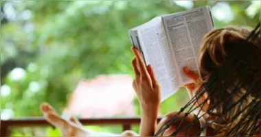 Os livros lançados em agosto incluem romances, thrillers, biografias, fantasia e obras de não ficção para diferentes perfis de leitores.