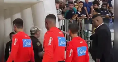 Clube do Remo punido com multa de R$ 3 mil após torcedor arremessar copo na arbitragem.