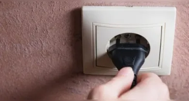 Alguns aparelhos devem ser desligados da tomada para evitar acidentes dentro das residências por sobrecarga eletríca.