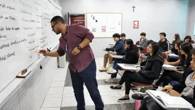 Saiba tudo sobre o concurso para professores no CE: 2 mil vagas, salário de R$ 7,1 mil, inscrição até 15/10/2026. Prepare-se já!